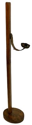 Antiguo candelabro, aplique, cendelero de hierro y madera de convento. XVIII, barroco. 122x24x18.