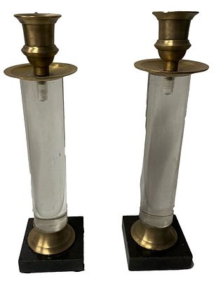 Pareja de candelabros de mármol, metacrilato y bronce. Son modernos, finos y elegantes.