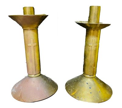 Antiguos candelabros de iglesia de bronce con cruz. 27 cm alto. S. XIX 
Antiguos candelabros de 