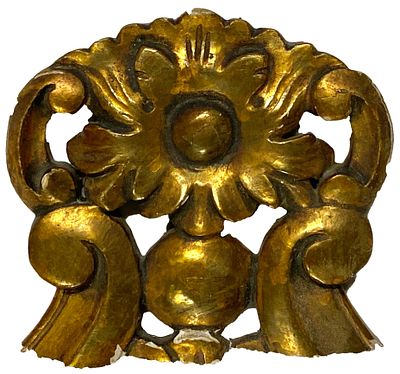 Antiguo copete, remate, talla de madera dorado al oro fino. S. XIX. 15x14x2. Antiguo copete de 