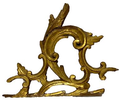 Antiguo copete o remate de madera dorado al oro fino. S. XVII, barroco. 35x30 cm. Antiguo copete 