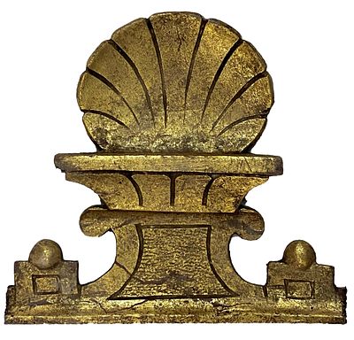 Antiguo retablo, copete, remate de madera dorado. Motivos arquitectónicos. S. XIX. 22x20x4. Antig 