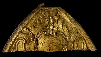 Antigua talla, retablo, copete, dintel con motivos vegetales. dorada al oro fino. Siglo XVI.62x38
. 