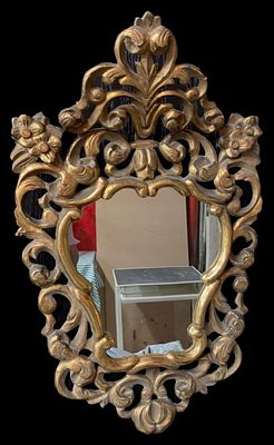 Antiguo espejo, cornucopia de madera dorada al oro fino. S. XIX. 70x45x18
. Antiguo espejo 