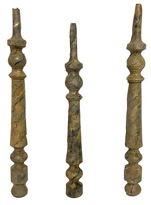 Antiguo lote de 3 columnas barrocas marmolizadas en madera tallada. S. XVIII. 
Antiguo lote de 