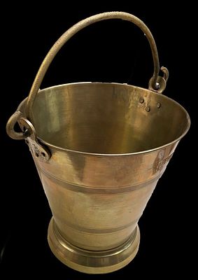 Antiguo cubo de bomberos chino de bronce de los a&ntilde;os 20.
. Antiguo cubo de bomberos chino de 