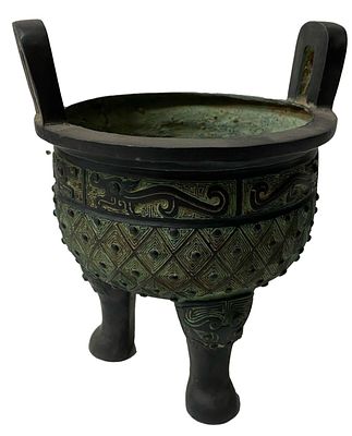 Antiguo quemador de incienso Koro de bronce. Origen Chino. Dinast&iacute;a Ming. 17x13x13 
Antiguo 