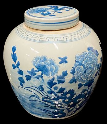 Antiguo jarr&oacute;n chino de porcelana esmaltada. Serie azul. Dinast&iacute;a Ming. 23x23x23 
Importante 