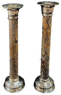 Antigua pareja de candelabros de m&aacute;rmol y hierro con ba&ntilde;o de plata. Napole&oacute;n III, imperio. 28 cm. 