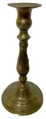 Antiguo candelabro de bronce. S. XIX. 22 cm de altura.
. Antiguo candelabro de bronce. S. XIX. 
