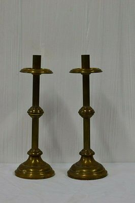 Antigua pareja de candelabros isabelinos de bronce. XIX. 32 cm alto.
. Antigua pareja de 
