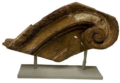 Antiguo retablo, talla de casta&ntilde;o renacentista en peana de madera. 52x36x10. Importante talla de 