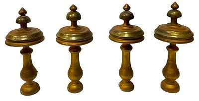 Antiguo lote de 4 remates, retablos, tallas doradas. 24x10x10 
Antiguo lote de 4 remates 