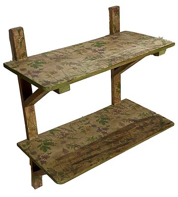 Antigua estanter&iacute;a, repisa de madera decorada con motivos florales. 77x64x32. Antigua estanter&iacute;a 