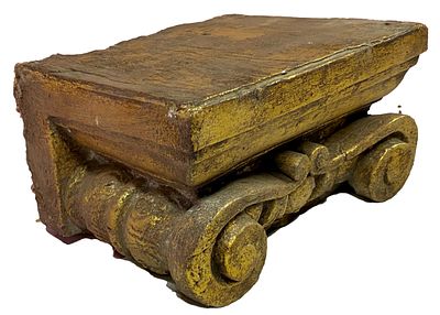 Antiguo capitel j&oacute;nico, m&eacute;nsula, peana, repisa, columna, pedestal dorado para imagen. 30x20x15. A 