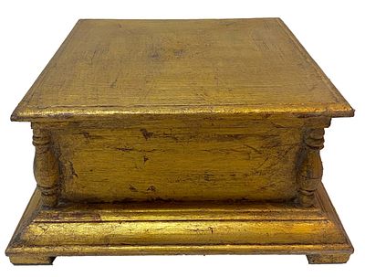 Antigua peana, repisa, pedestal, columna de madera dorada. 38x38x18. 
Antigua peana de madera 