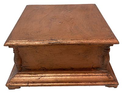 Antigua peana, repisa, pedestal, columna de madera en color cobre. 38x38x18. 
Antigua peana de 