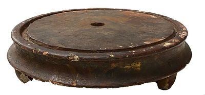 Antigua peana, pedestal, base de fanal de madera policromada. S. XVIII. 29x29x8 
Antigua peana 