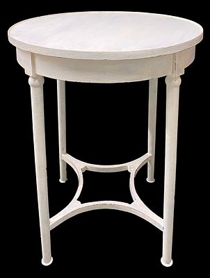 Antigua mesa redonda en blanco roto, estilo gustaviano. XIX. 57x57x71. Antigua mesa redonda de 