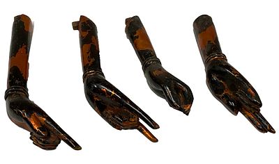 Antiguo lote de 4 manos de madera lacada en negro y cobre de un buda del siglo XVII. 30x17 