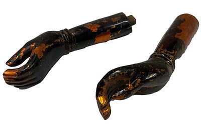 Antigua pareja de manos de madera lacada en negro y cobre de un buda del siglo XVII. 30x17. 