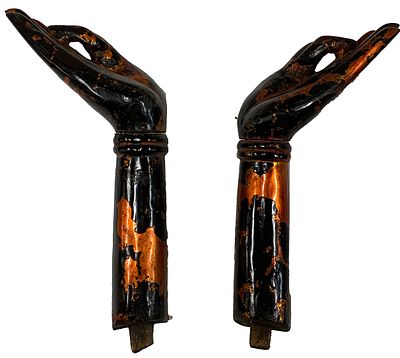 Antigua pareja de manos de madera lacada en negro y cobre de un buda del siglo XVII. 30x17. Rareza. 