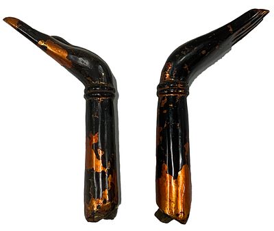 Antigua pareja de manos de madera lacada en negro y cobre de un buda del siglo XVII. 30x17. Antig 