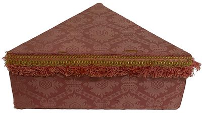 Antigua peana, esquinera, repisa con terciopelo. A&ntilde;os 50. 41x25x18 
Descripci&oacute;n del lote 