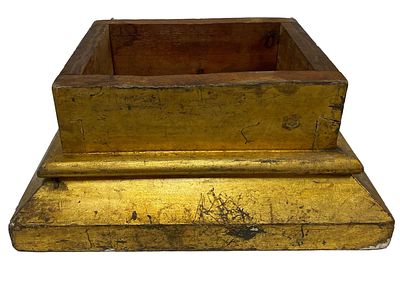 Antigua peana, base de capitel del escultor catal&aacute;n Joan Flotats, firmado 
Antigua base de 