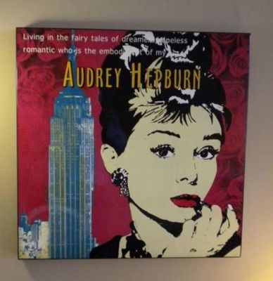 Tableau Glossy - Hepburn living in the fairy ... Glossy 58 x 58 cm Sur bois Glossy 58 x 58 cm 
