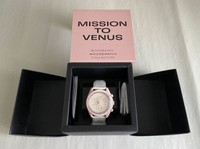 Swatch x Omega - Mission To Venus On this bold watch, the white VELCRO&copy; strap perfectly offsets 