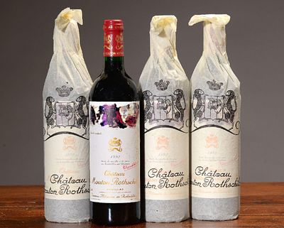 Vin - Mouton Rothschild 19924 bottles 0.75LPauillac 1er Grand cru original wooden boxGood condition