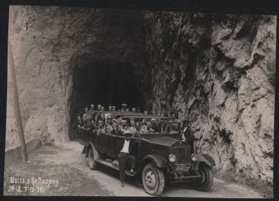 Шоссе в Красную Поляну. 1939 г. Размер 15,2 х 10,7 см.