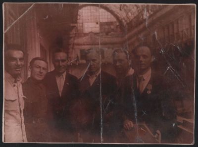 На память о Метрострое на фоне Брянского(Киевского) вокзала. 1944 г. Размер 17 х 12,5 см.