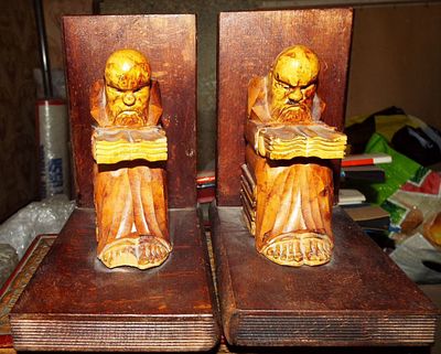 Букенды. Подставка-держатель под книги "Мудрецы". Материал: дерево. Размер 9 х 15.