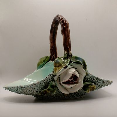 Ваза в виде корзиночки "Capodimonte". Италия. 1920 год. Материал: фаянс, керамика. 
Высота 15 