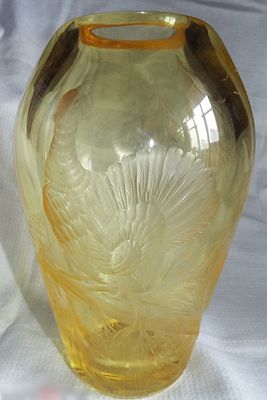 Ваза Moser / Мозер. 1966 год. Марганцевое стекло. Сюжет: охота, глухарь. 
Высота 28 см. В 