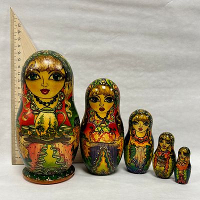 Матрёшки. 5 кукол. Позднее СССР. Мотив росписи "Девица на выданье". Высота от 16 до 3.4 см.