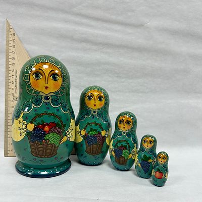 Матрёшки. 5 кукол. Позднее СССР. Мотив росписи "Виноград". Высота от 16 до 3.4 см.