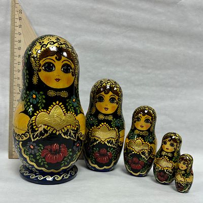 Матрёшки. 5 кукол. Позднее СССР. Мотив росписи "Дорогое угощенье". Высота от 16 до 3.4 см.