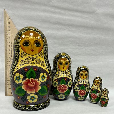 Матрёшки. 5 кукол. Позднее СССР. Мотив росписи "Цветочные узоры". Высота от 16 до 3.4 см.