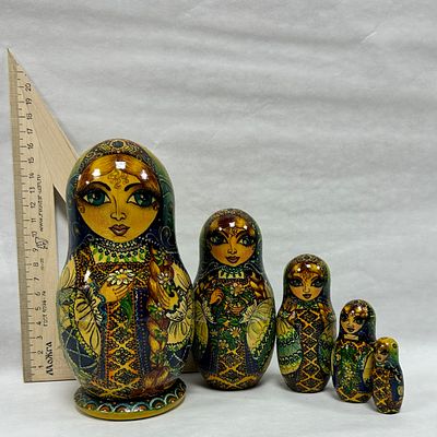 Матрёшки. 5 кукол. Позднее СССР. Мотив росписи "Гаданье на ромашке". Высота от 16 до 3.4 см.