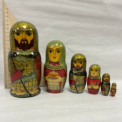 Матрёшки. 6 кукол. Позднее СССР. Мотив росписи "Ратники на побывке". Высота от 16 до 3.4 см.