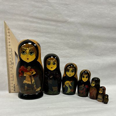 Матрёшки. 7 кукол. Позднее СССР. Мотив росписи "Былинные сказания". Высота от 16 до 3.4 см.