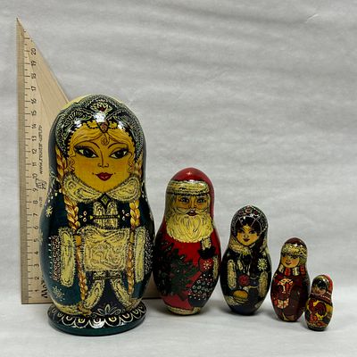 Матрёшки. 5 кукол. Позднее СССР. Мотив росписи "Новый Год". Высота от 16 до 3.4 см.