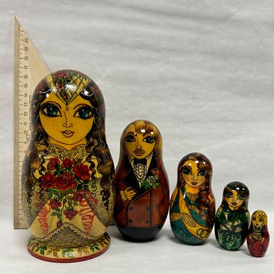 Матрёшки. 5 кукол. Позднее СССР. Мотив росписи "Свадьба". Высота от 16 до 3.4 см.