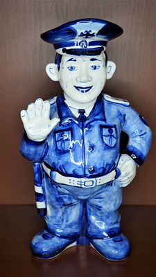 Штоф "Сотрудник ГАИ", в звании полковника. Гжельский фарфоровый завод. После 1998гг. Материал: 