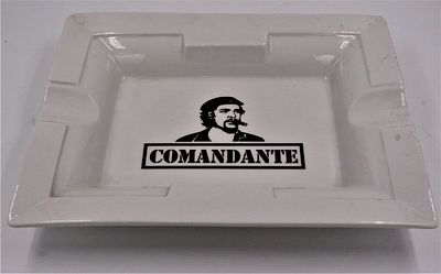 Comandante. Эрне́сто Че Гева́ра. Фарфоровая пепельница. Клеймо. Размер 21 х 16.5 см. Состояние 