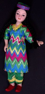 Фарфоровая коллекционная кукла. В узбекском летнем костюме из журнала "Куклы в народных костюмах". 