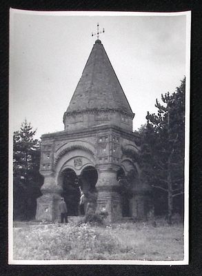 В среднерусском городе N. СССР. 1950-е гг. Размер фото 12,8 х 18 см. 
Фотография из архива Снеткова.